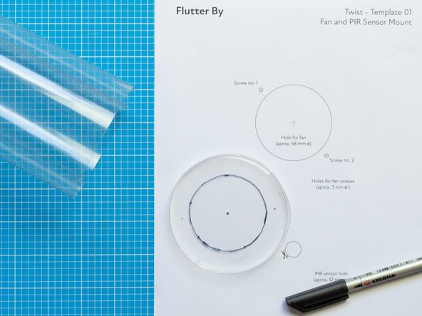 You will now prepare the lid of the second plastic tub that contain the sponge bits. This tub will be the bottom of the device.
