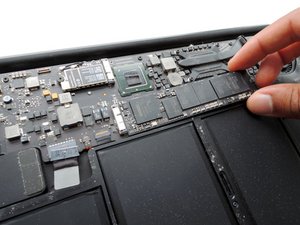 Installation d'un SSD standard dans un Macbook Air 2010-2011 grâce à l'adaptateur mac-ssd.fr