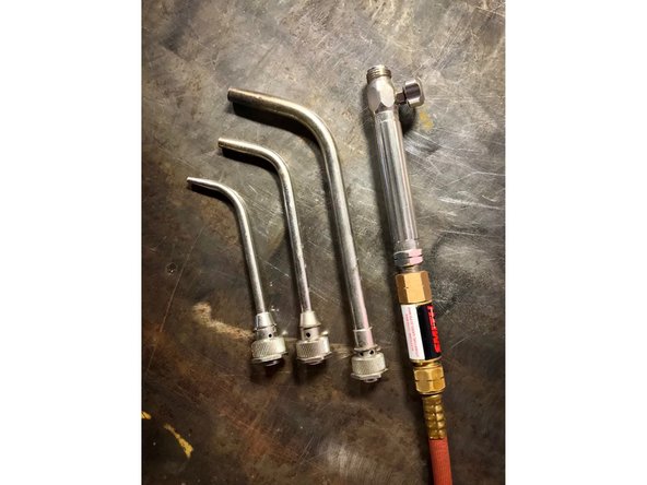 Select the appropriate tip and attach securely by pushing the torch tip into the torch handle and tighten nut.