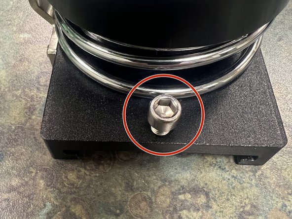 In order to change the top mold, you’ll need to remove the bottom tray first.