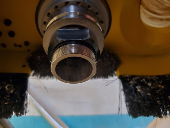 Make sure the inside of the tool holder taper and the collet itself are free from dust and chips. Clean as needed.