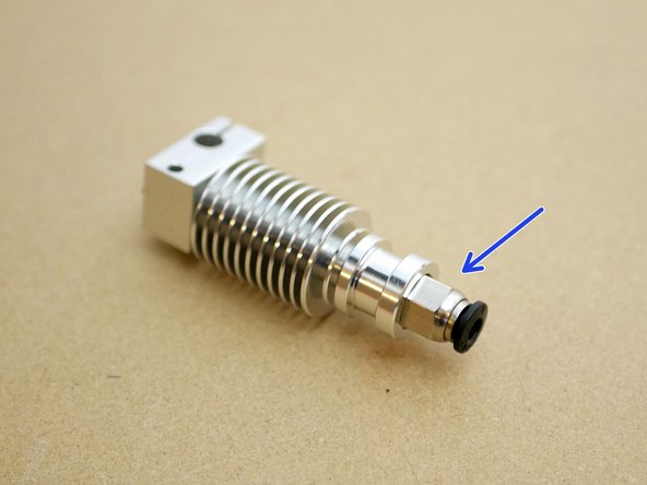 Fix the pneumatic coupling onto the Heatsink.