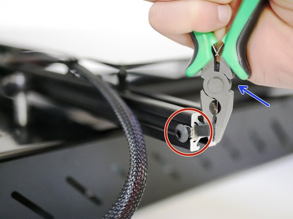 Fix the other end of the belt to the platform frame with an M5 x 8mm bolt and M5 T-Nut the same as before on the other side.