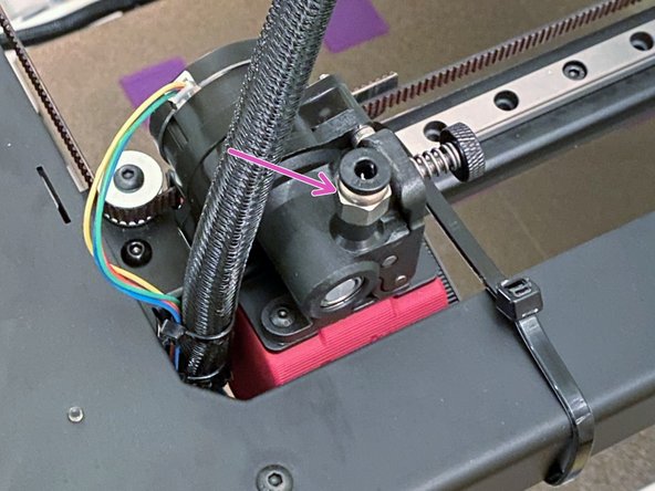 Remove the tape from the print head and fix the coupling onto the extruder.