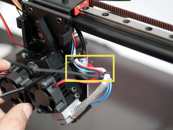 Ensure that when parked the highlighted part of the right hotends cables are horizontal.