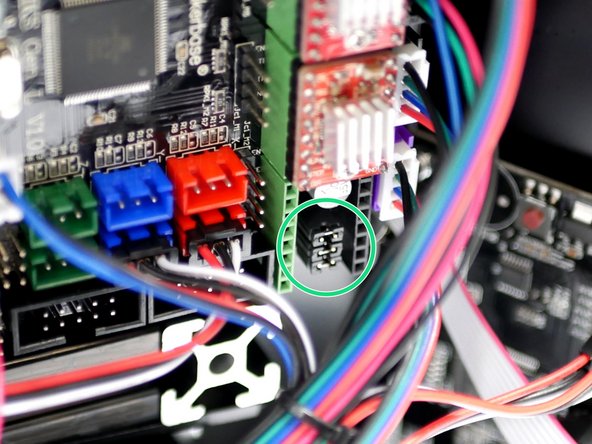 Make sure that the heatsink is not touching any of the pins. Orient the fins of the heatsink as shown.