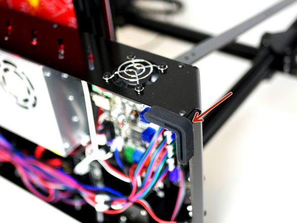 Fix onto the four corners the four rubber feet.