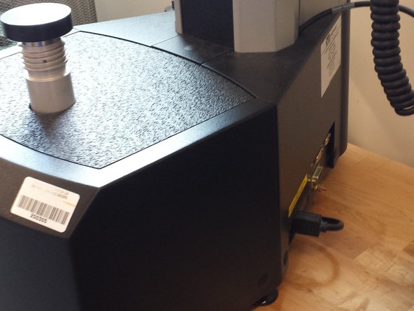 Press the power button on the lower right side of the machine to turn it on.