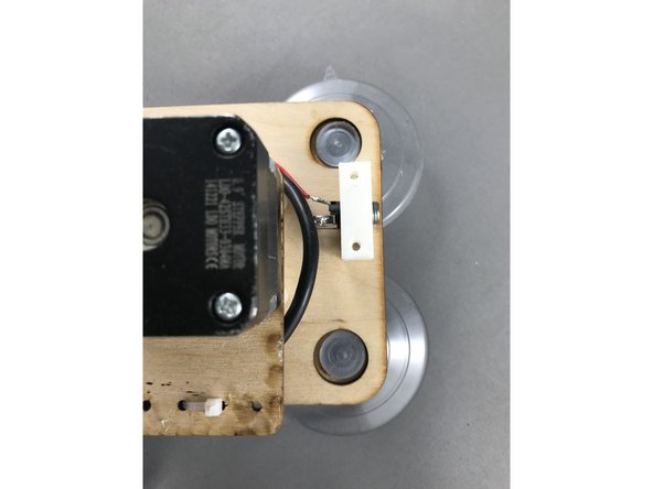 Insert 4 suction cups in the main wooden board by applying pressure and twisting as shown in the picture.