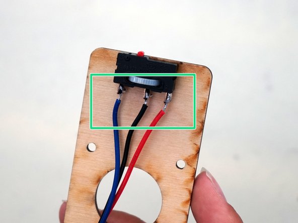Pay special attention to the order of the colors when soldering.