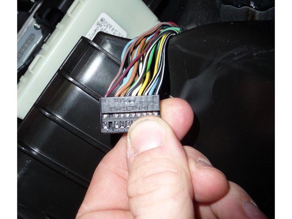 Remove the shroud from the main KeylessGo connector.