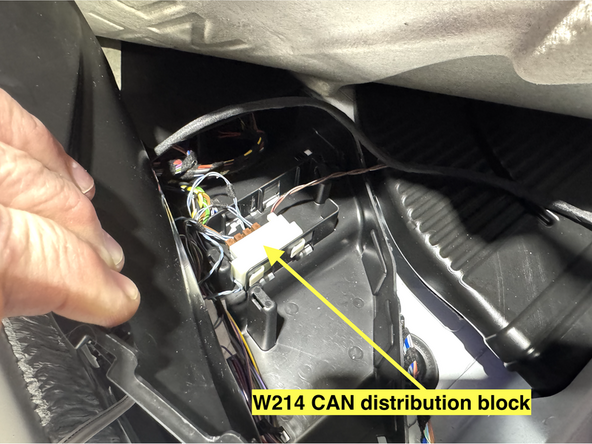 The MOTO-PLATE CAN interface includes either a 2-Pin CAN plug meant to be plugged into the specified distribution block (Mercedes applications) or a CAN High and CAN Low wire