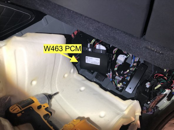 W205 C Class/X205 GLC: Black 32-pin plug under passenger floor, below kick