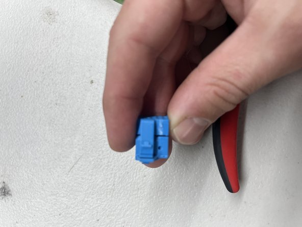 Plug the modified blue or green 10-pin plug into the blue male 10-pin plug on the SKS T-harness
