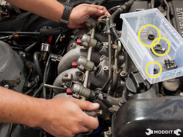 Pull gently but sternly on the rail and the injectors will come right out.