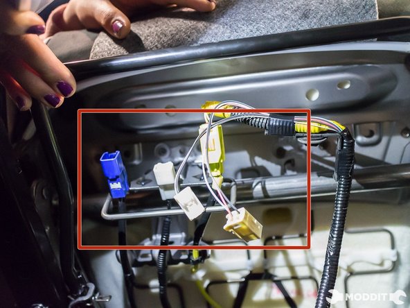 The blue plug can be released by pressing the release tab at the top.