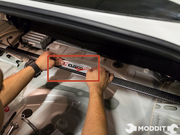 Once everything is tight, place that majestic Cusco sticker at the very center of the bar.