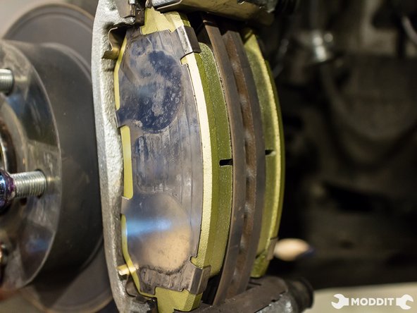 With the recommended pad compressing tool, use the brake pads to keep the pistons compressed.