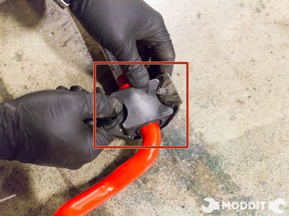 After a healthy lubrication, install the bushings on the bar.