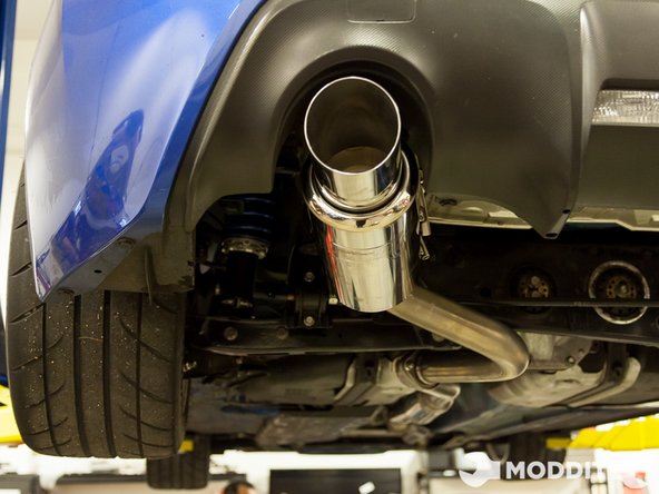 While putting pressure on certain points, and if the exhaust is in the desired position, tighten the bolts while holding the exhaust in place.