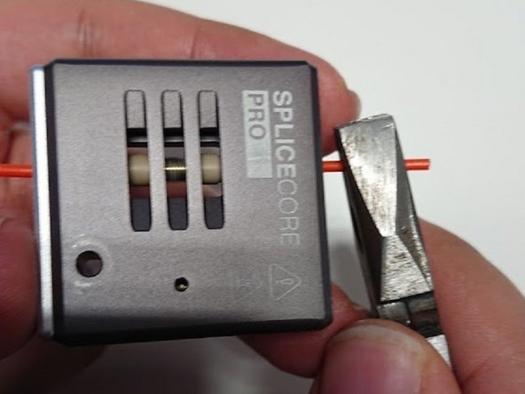 Loosen the thumbscrew securing the Splice Core. Remove by lifting the bottom of the Splice Core and lifting it towards the ingoing drives of the Palette.