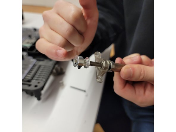 To remove the ingoing drive bracket on the other side, use a 1.5mm Allen key to loosen set screws in order to remove sprocket from the right side of the drive gear shaft, near the screen and closest to drive 8.