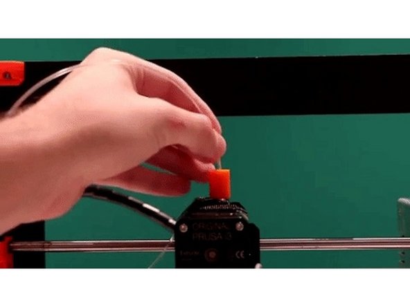 Load 5-10 cm of clear or white filament into your printer's extruder. This is not filament from Palette, but a separate piece of filament to prime the nozzle.