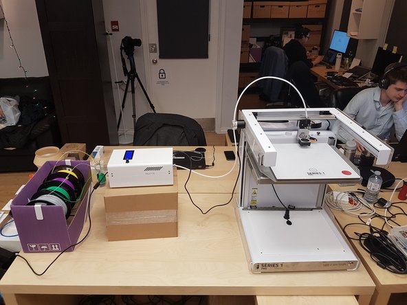 Make sure filament does not bend too much when coming out of Palette and when travelling through the Teflon tubes. To do this, you may consider re-positioning or slightly rotating the Scroll Wheel or Palette.  This will help ensure that the splices are strong. Bending the tubes too much can weaken (and in some cases, break) them.
