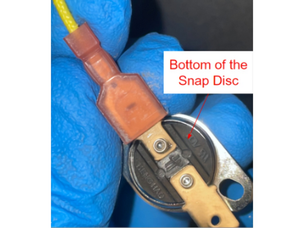 The Snap Disc connector has a tooth which mechanically snaps into the  hole on the Snap Disc tab