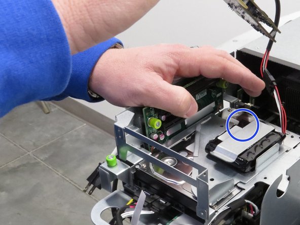 Remove the battery pack with the RAID controller.