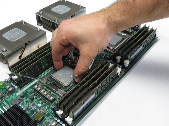 Ensure that the LGA socket contact pins do not make contact with any surface.