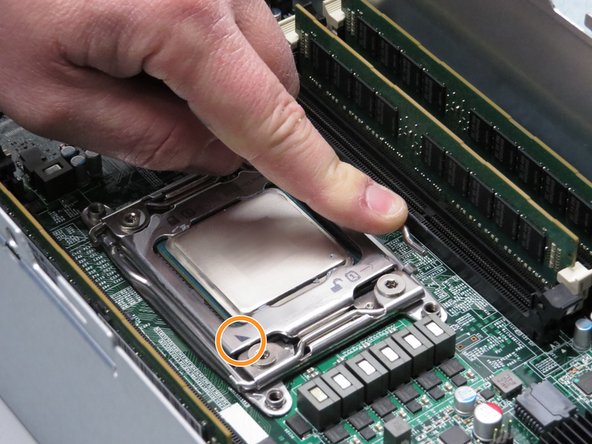 Align the arrow printed on the CPU so that it matches the arrow on the CPU socket gate.