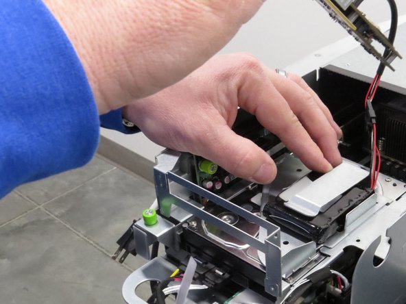 Remove the battery pack with the RAID controller.