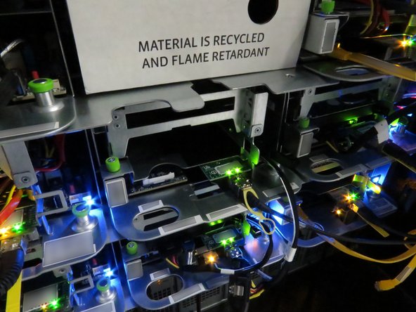 Grasp the HDD as shown, and remove it from the server.