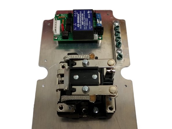 Mount hex standoffs to the top side of the plate with 6 mm screws.