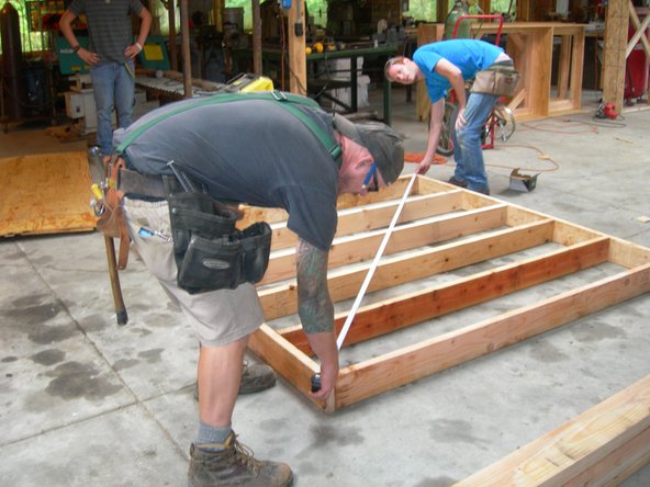 Before installing the decking, check the diagonals (as shown in the reference picture) and make adjustments to the frame until they are equal. This ensures that the frame is square.