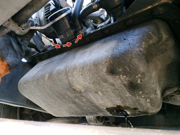 débloquer le filtre à huile à l'aide de la clé à filtre ; s'assurer que le bac de récupération est en-dessous