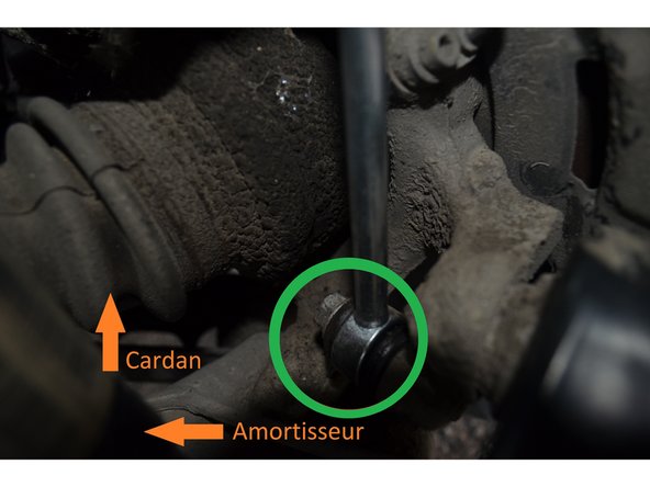 Sur les biellettes neuves TRW JTS510 que j'ai posé, il faut maintenir la tige filetée avec une clé btr 5mm pendant qu'on visse l'écrou de 16.
