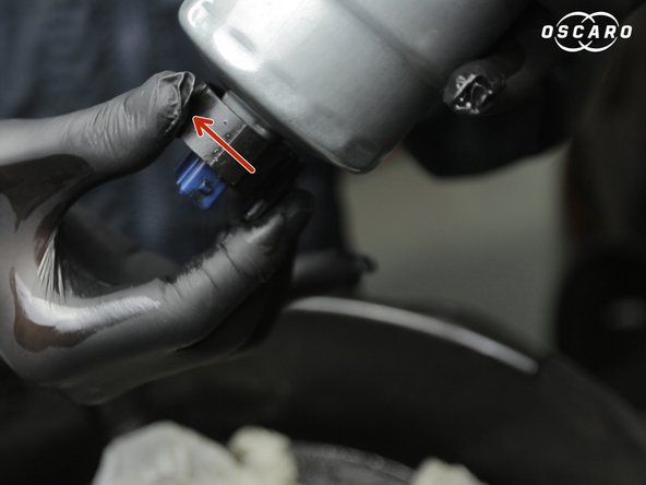 Retirer le capuchon au bas de l'ancien filtre en le dévissant