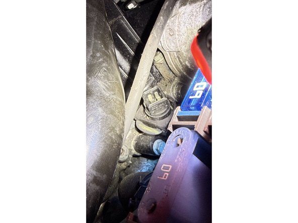 Retirer le connecteur et le faire passer du côté des autres faisceaux au dessus des injecteurs