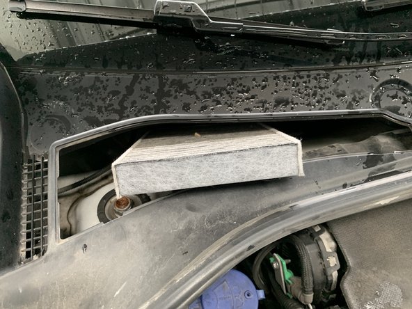 Retirer les deux filtres habitacle en les tirant vers vous