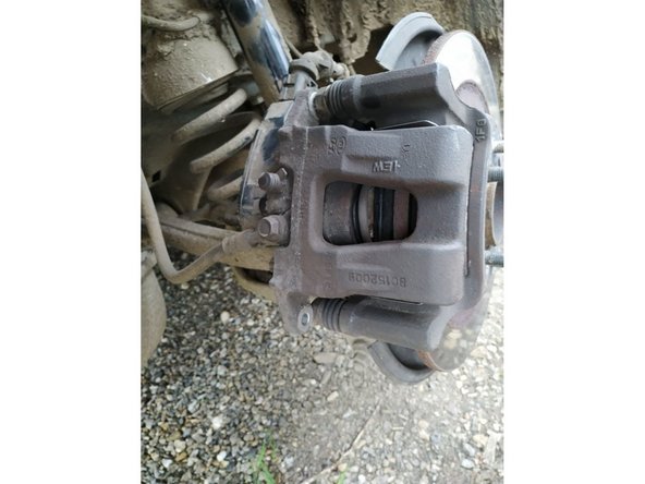 Remettre l'étrier ainsi que les 2 boulons au bout des colonnettes.