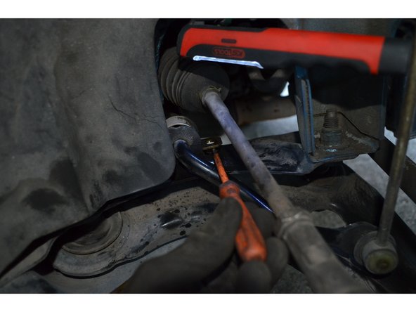 Avec un petit tournevis plat retirez la bride.