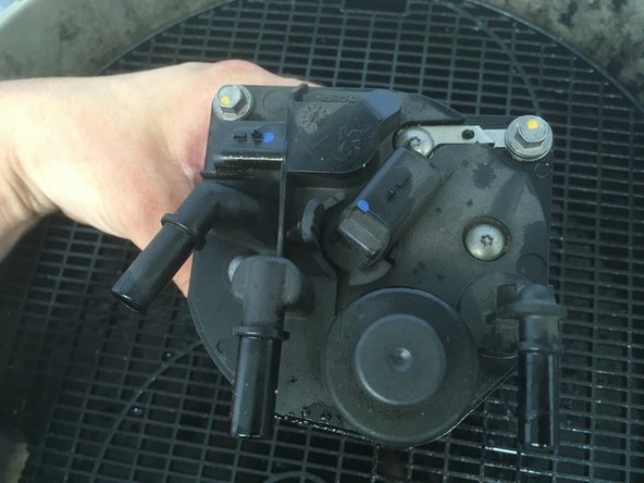 Descendre le capteur tout en le tournant dans le sens de la fleche