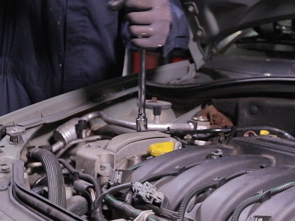 Retirer les 3 vis du support moteur avec la douille de 16