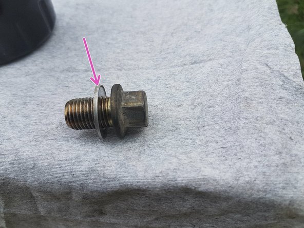 Une fois l'huile bien vidangée, remplacer le joint du boulon de vidange par un neuf  et le resserrer avec la clé de vidange sur le carter. Il ne faut pas trop forcer.