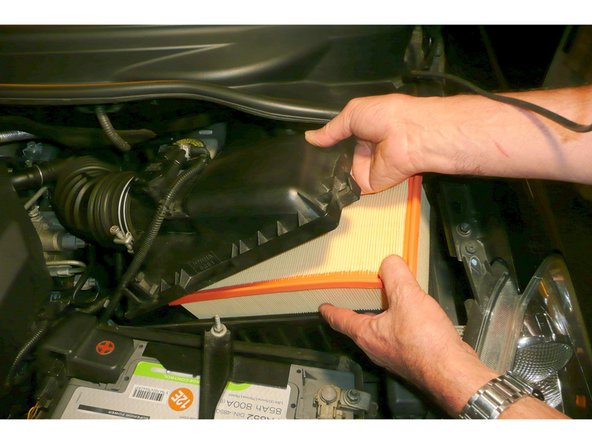 Présenter le filtre en veillant à bien positionner le joint.