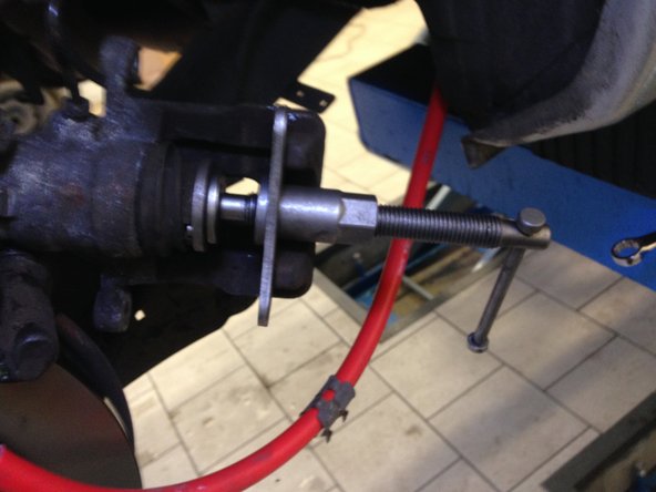 A l'aide d'un repousse piston, repousser le piston en tournant dans le sens horaire