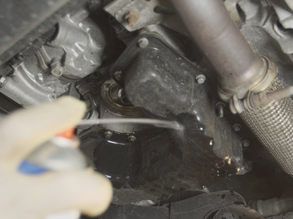 Appliquer du nettoyant frein sur les zones recouvertes d'huile et nettoyer avec un chiffon propre