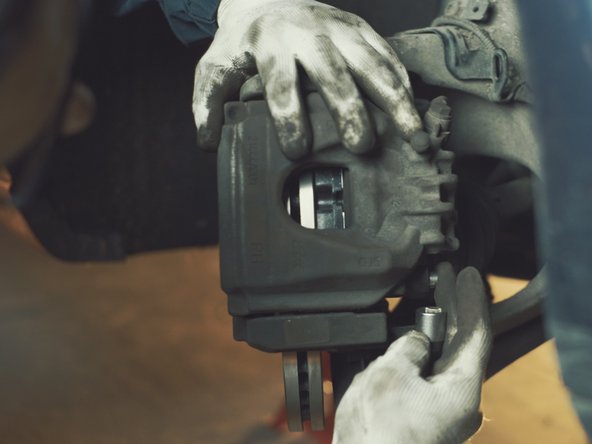 Resserrer les colonnettes de l'étrier à l'aide du cliquet de la douille de allen de 7 